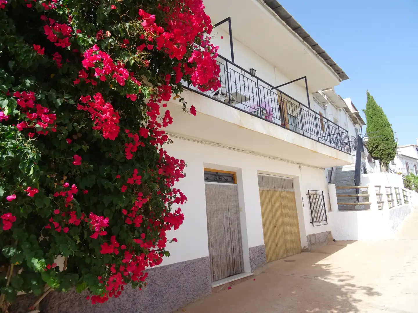 Außenansicht von Einfamilien-Reihenhaus zum Verkauf in Nevada mit Terrasse, Möbliert und Balkon