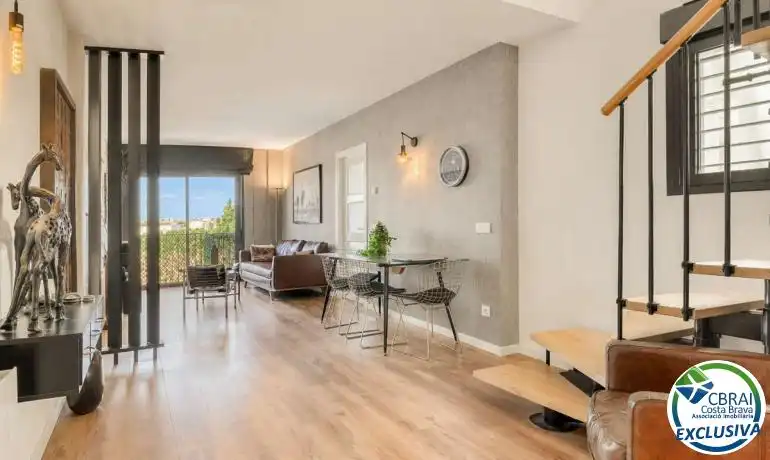 Sala d'estar de Àtic en venda en Figueres amb Terrassa i Balcó