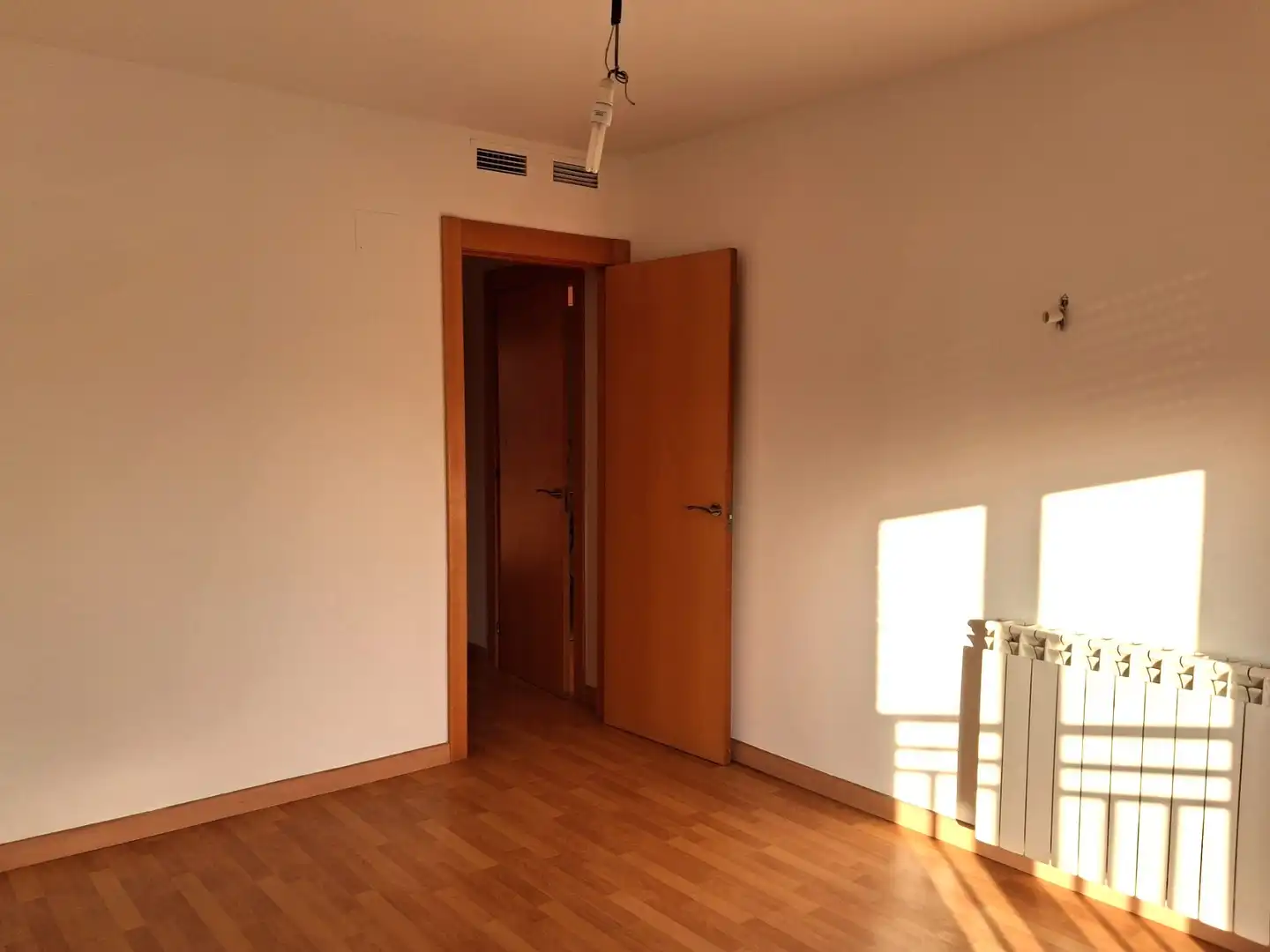 Bedroom of Flat for sale in Fuentes de Ebro  with Air Conditioner, Heating and Parquet flooring