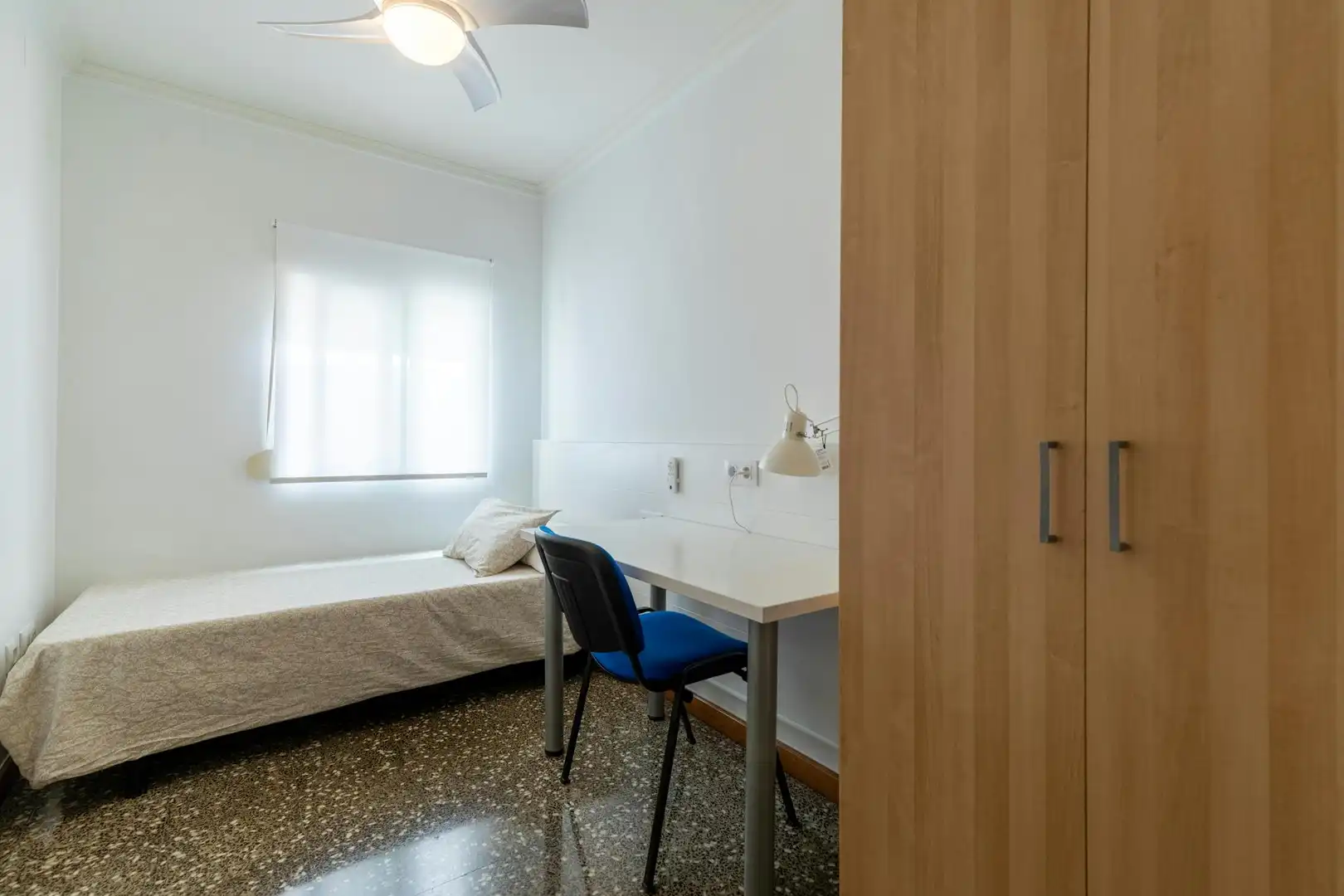 Bedroom of Flat for share in Valencia  with Washing machine