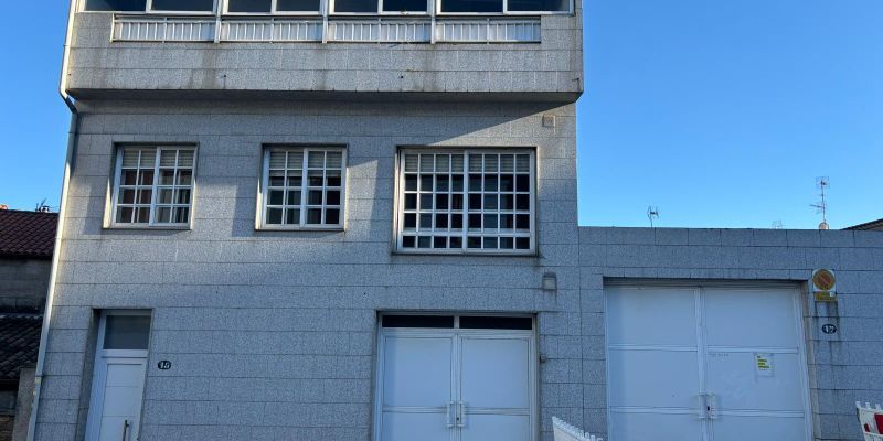 Vista exterior de Casa o xalet en venda en Marín amb Terrassa, Traster i Balcó