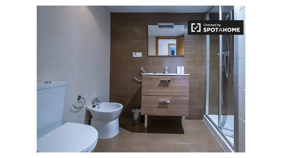 Bathroom of Flat for rent in Valencia  with Air Conditioner, Heating and Furnished