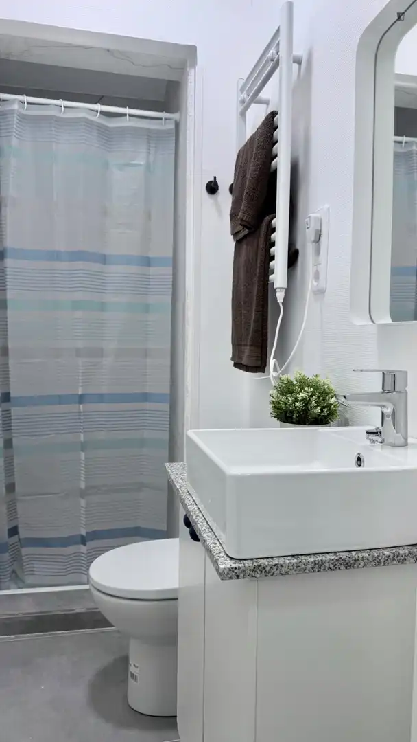 Badezimmer von Wohnungen zur Miete in Madrid mit Klimaanlage, Möbliert und Waschmaschine