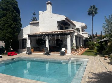 House with pool to rent in Calle las Magnolias 10