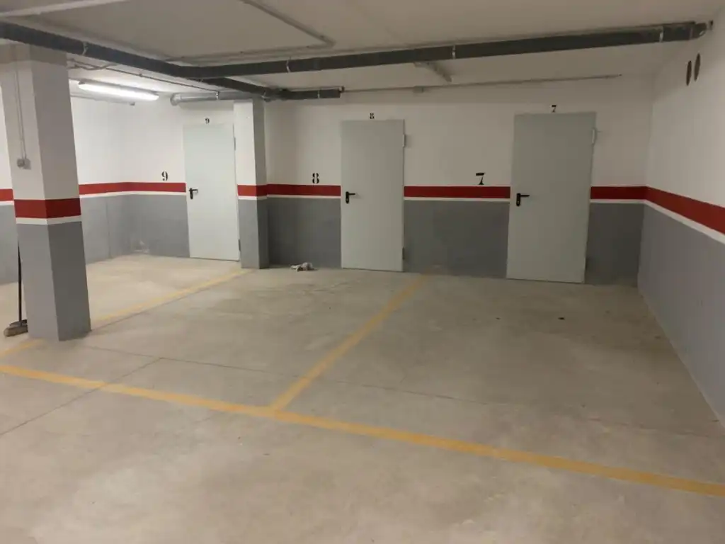 Parkplatz von Garage zum Verkauf in Alp