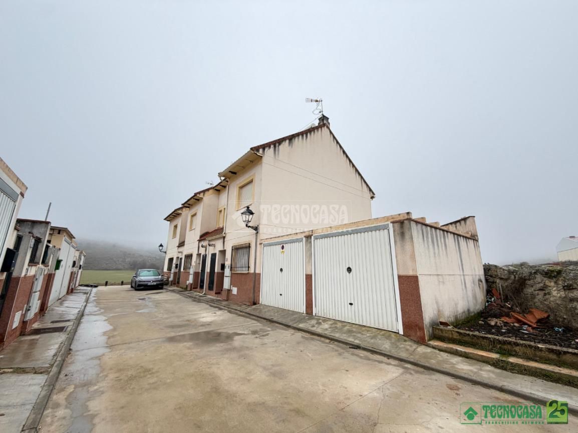 Vista exterior de Casa adosada en venda en Uclés amb Aire condicionat i Calefacció