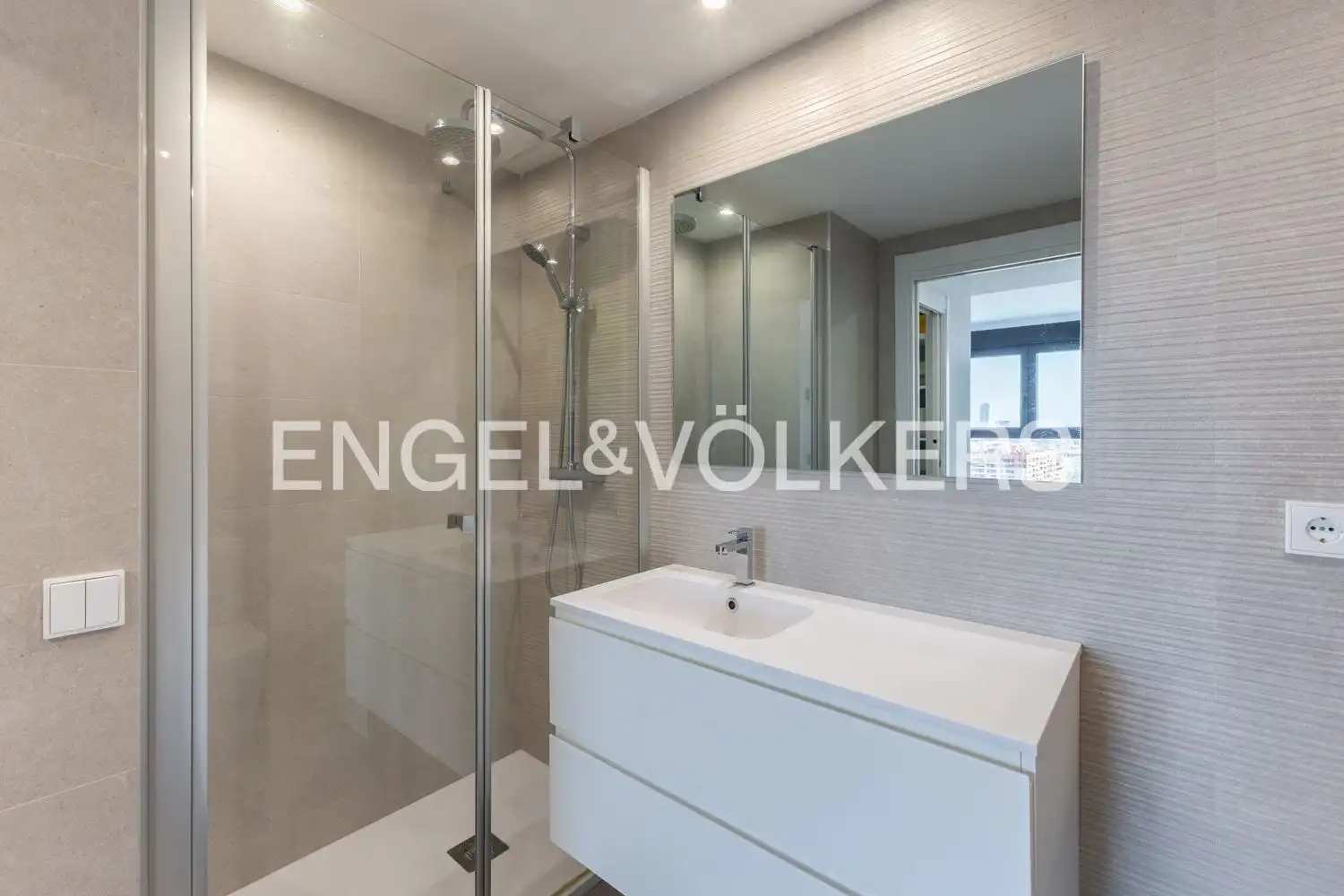 Bathroom of Flat for rent in Valencia  with Air Conditioner, Heating and Terrace