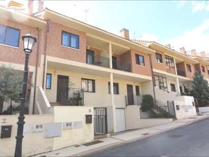 Vista exterior de Casa adosada en venda en Zaratán amb Terrassa i Balcó