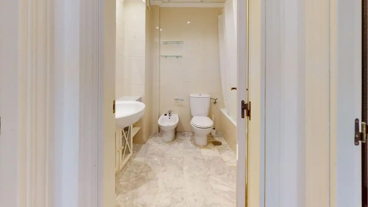 Bathroom of Flat for sale in Tomares  with Air Conditioner, Terrace and Community pool