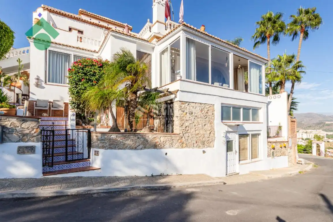 Vista exterior de Casa o xalet en venda en Almuñécar amb Terrassa, Piscina i Balcó
