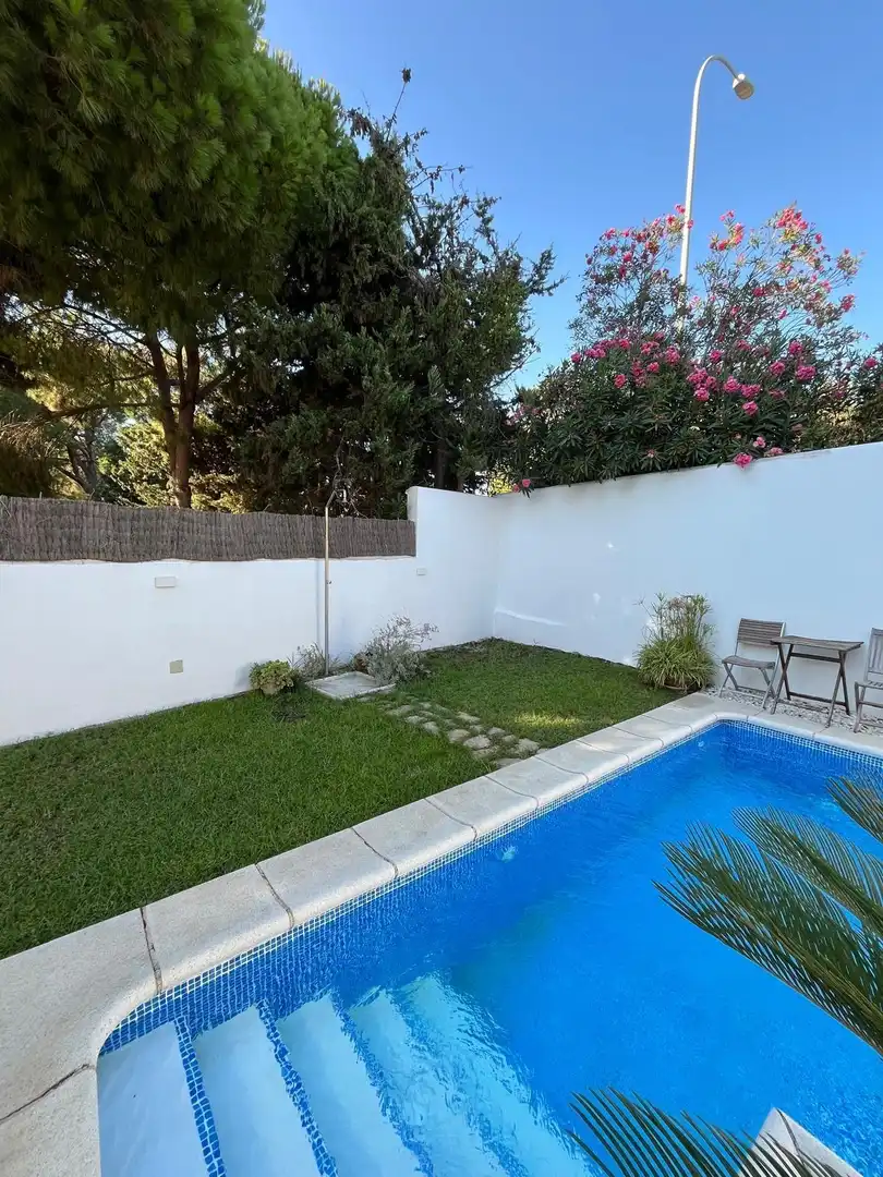 Piscina de Casa adosada en venda en El Puerto de Santa María amb Aire condicionat, Jardí privat i Parquet