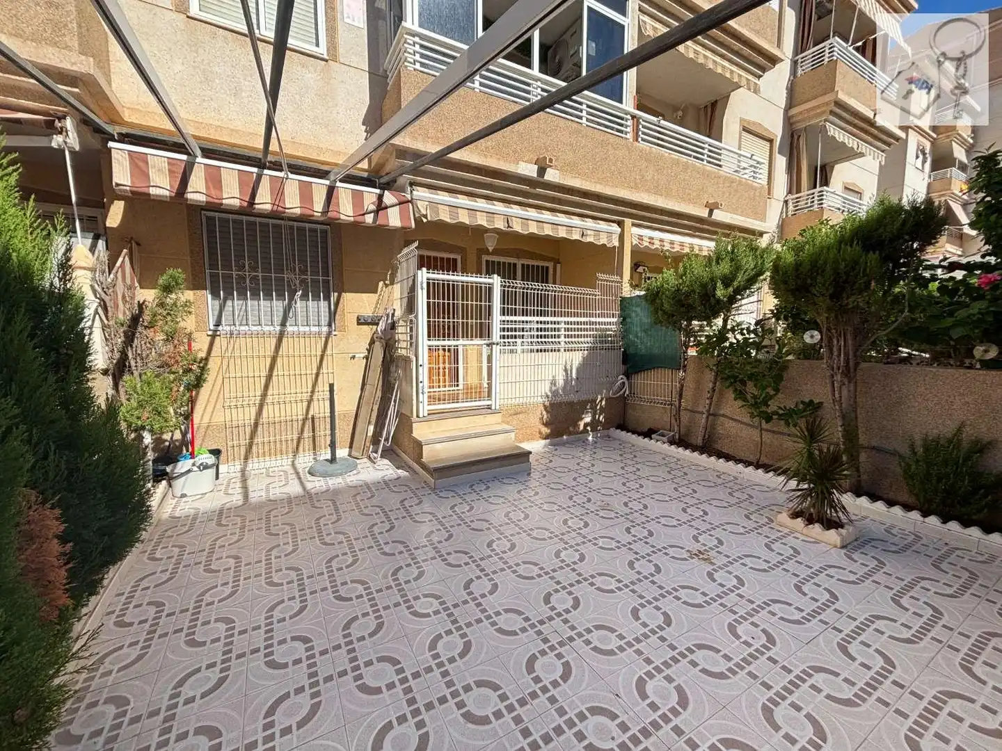 Terrasse von Wohnungen zur Miete in Torrevieja mit Terrasse, Schwimmbad und Möbliert