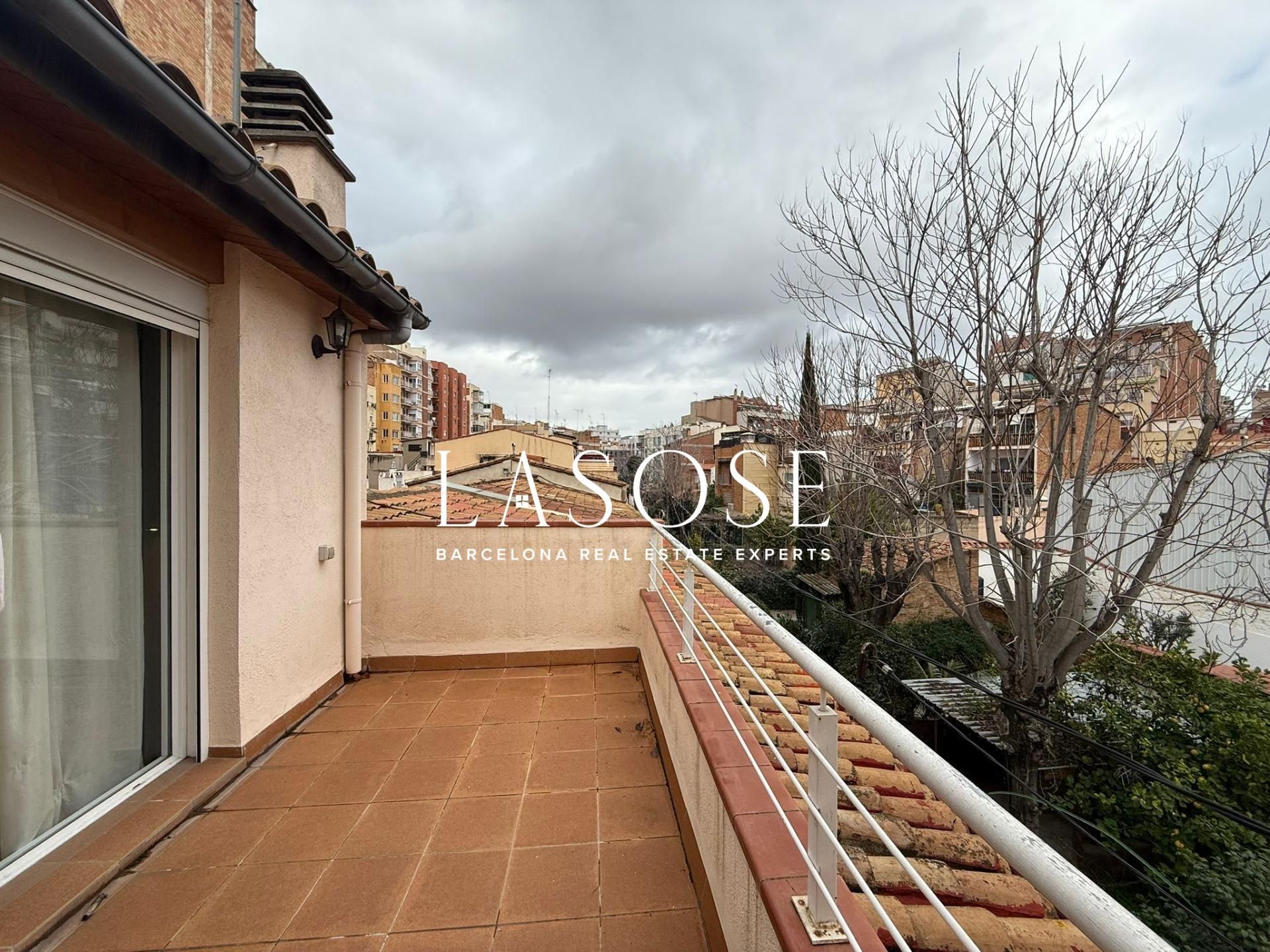 Vista exterior de Casa adosada de lloguer en  Barcelona Capital amb Aire condicionat, Terrassa i Moblat