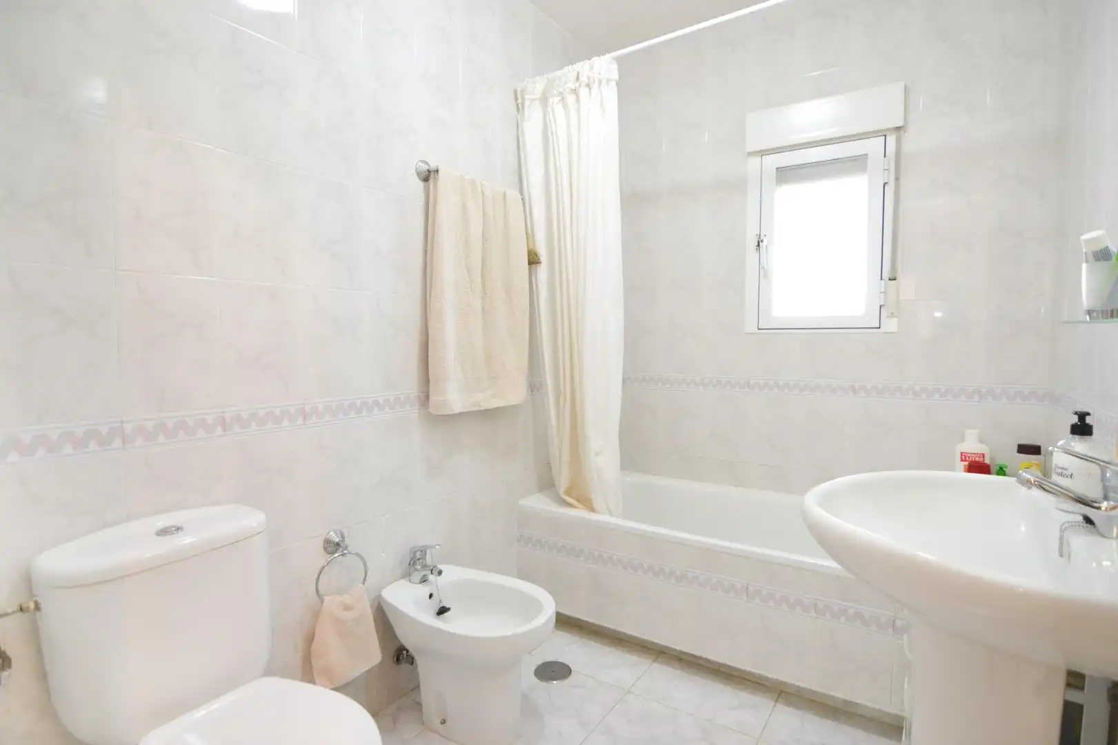Bany de Casa o xalet en venda en Casarrubios del Monte amb Calefacció, Jardí privat i Terrassa