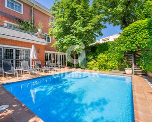 Swimming pool of House or chalet for sale in  Madrid Capital  with Air Conditioner, Terrace and Swimming Pool