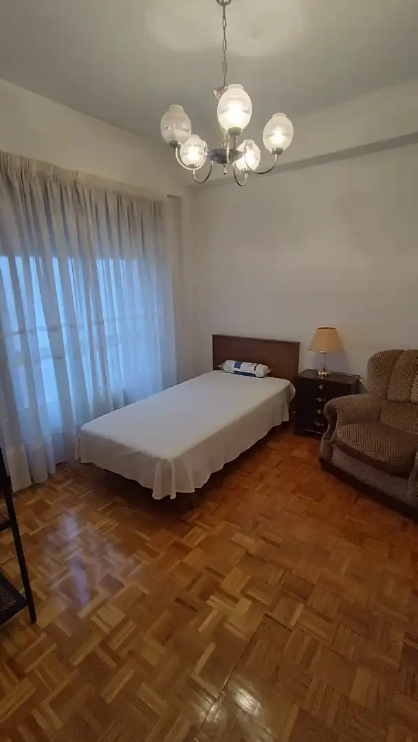 Dormitori de Pis per a compartir en Ourense Capital  amb Calefacció, Parquet i Moblat