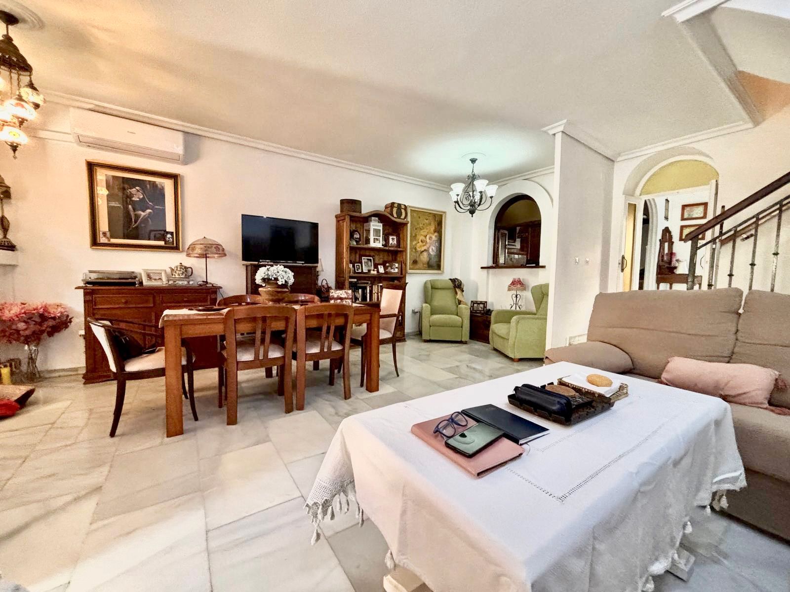 Sala d'estar de Planta baixa en venda en Benalmádena amb Aire condicionat, Terrassa i Moblat
