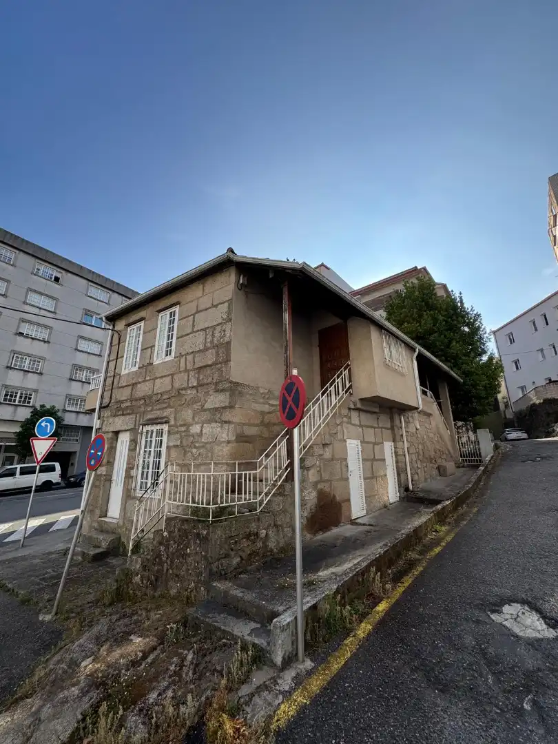 Vista exterior de Casa o xalet en venda en Pontevedra Capital  amb Jardí privat, Traster i Moblat