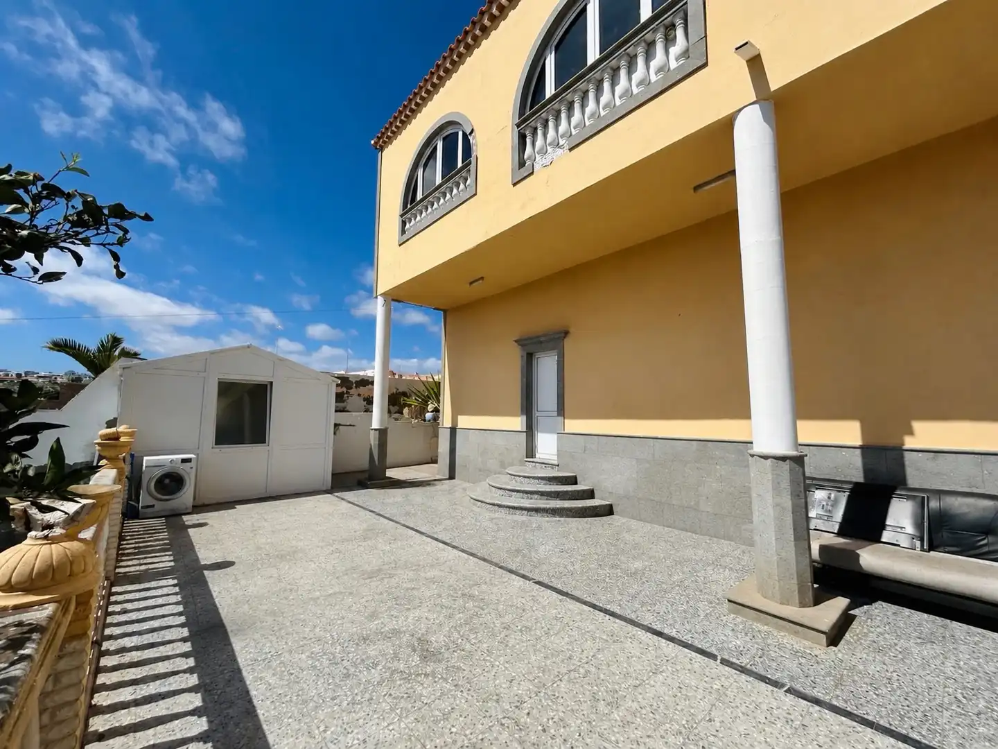 Vista exterior de Casa o xalet en venda en San Bartolomé de Tirajana amb Aire condicionat, Jardí privat i Terrassa