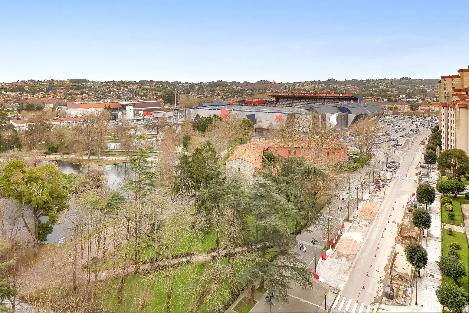 Vista exterior de Àtic en venda en Gijón  amb Calefacció, Parquet i Terrassa