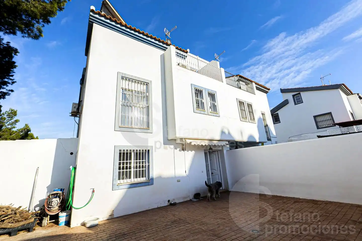 Vista exterior de Casa adosada en venda en Málaga amb Aire condicionat, Calefacció i Jardí privat