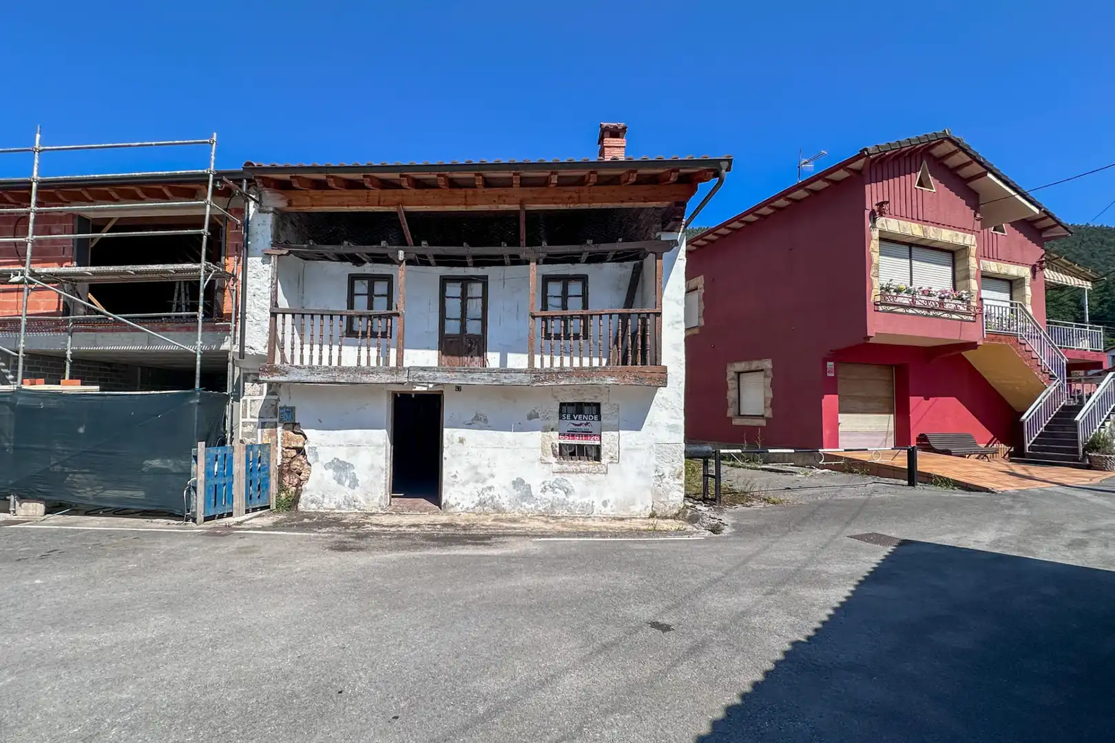 Vista exterior de Casa adosada en venda en Castañeda amb Jardí privat