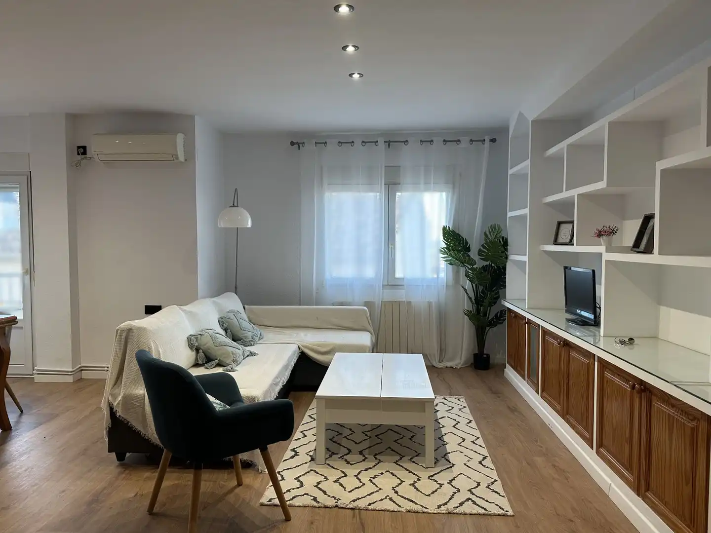Living room of Flat for sale in Agullent  with Air Conditioner, Heating and Furnished