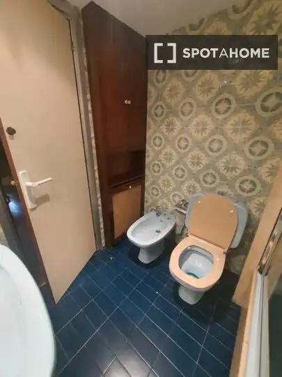 Bathroom of Flat for share in Barcelona  with Air Conditioner, Heating and Furnished