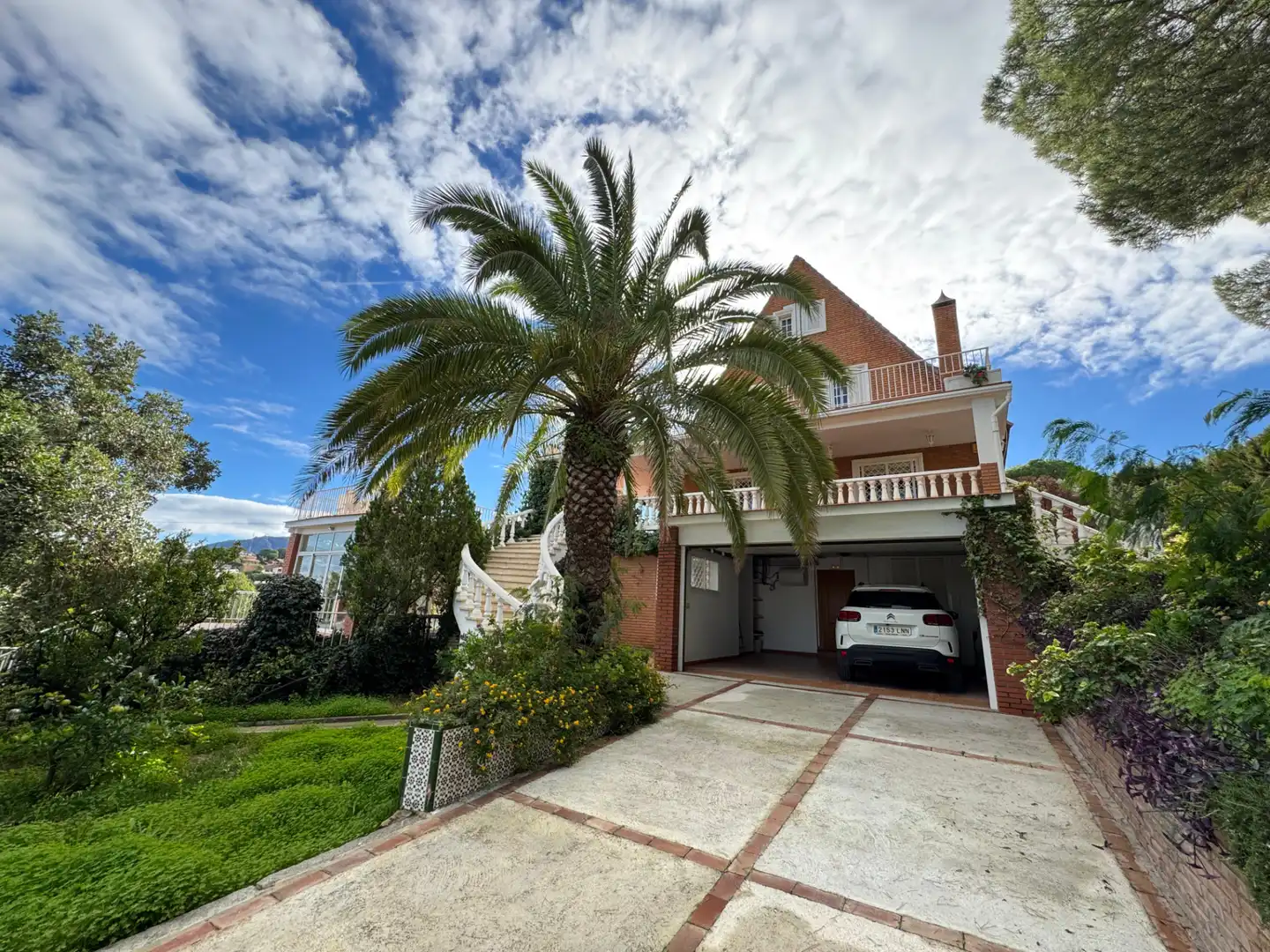 Vista exterior de Casa o xalet en venda en Alhaurín de la Torre amb Aire condicionat, Calefacció i Jardí privat