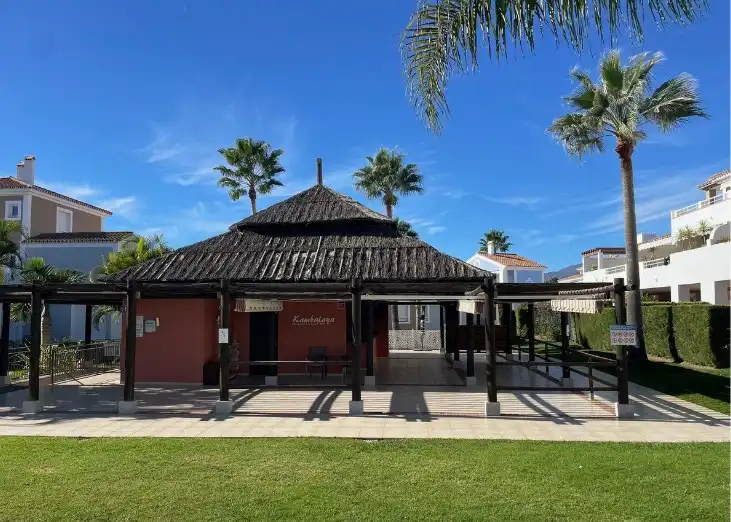 Vista exterior de Planta baixa en venda en Estepona amb Aire condicionat, Jardí privat i Terrassa