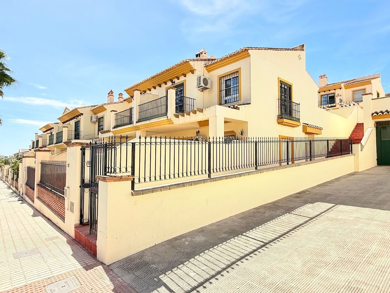 Vista exterior de Casa adosada en venda en Vélez-Málaga amb Aire condicionat, Calefacció i Jardí privat