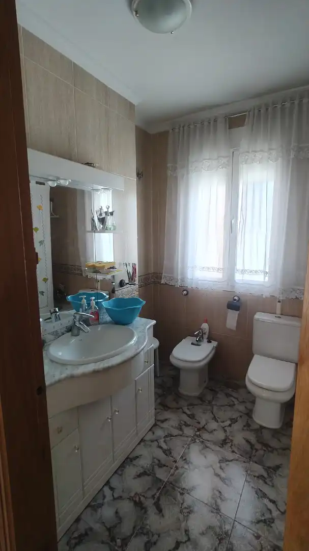 Bany de Casa o xalet en venda en Baza amb Moblat, Forn i Rentadora