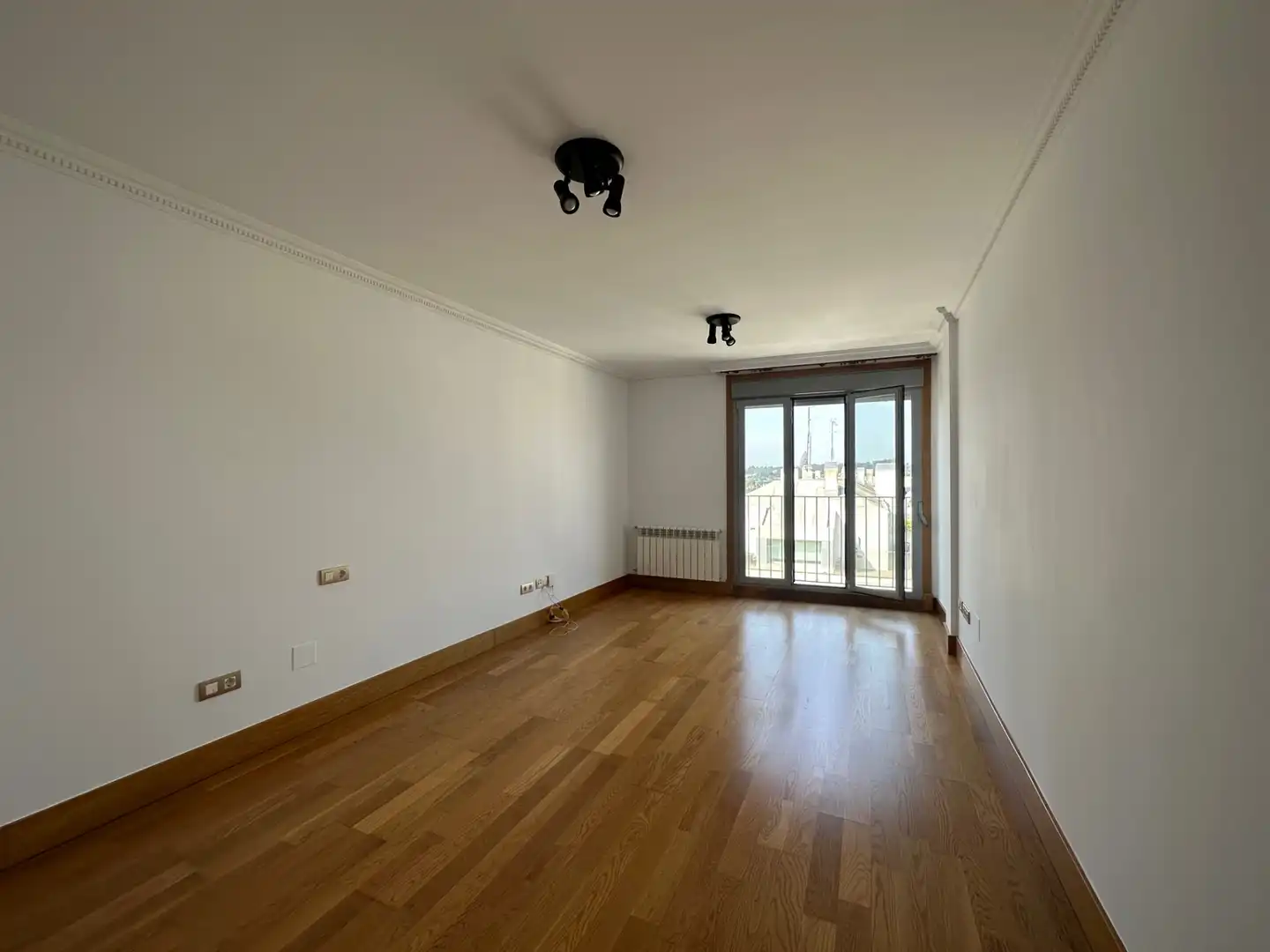 Schlafzimmer von Wohnungen zur Miete in Santiago de Compostela  mit Heizung, Parkett und Abstellraum