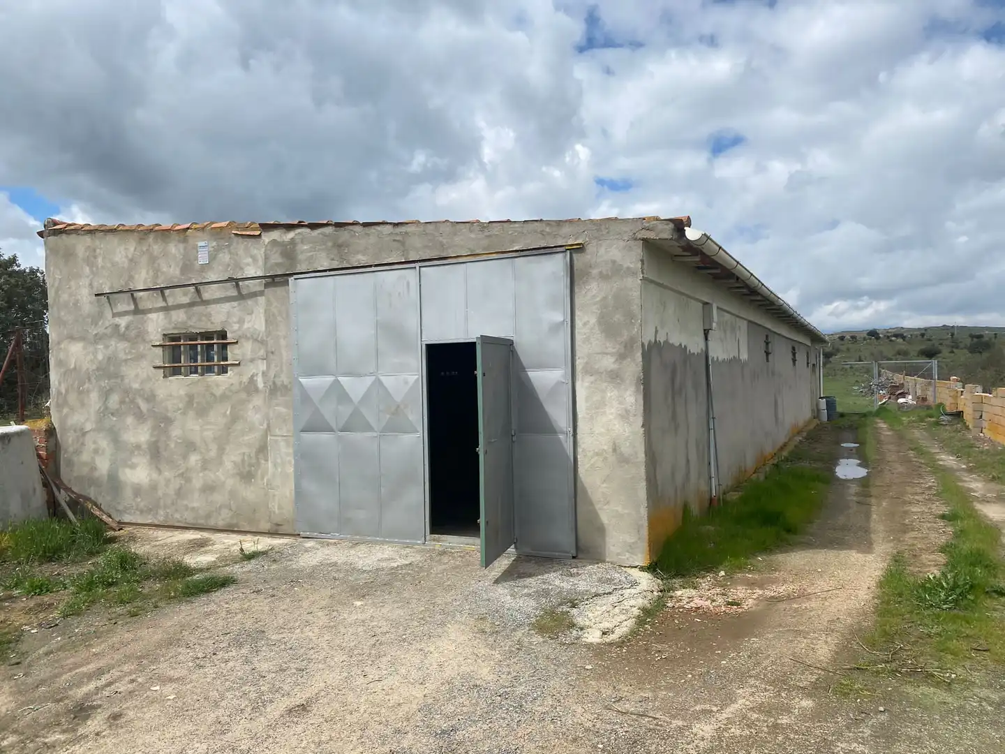 Vista exterior de Nave industrial en venta en Martiherrero