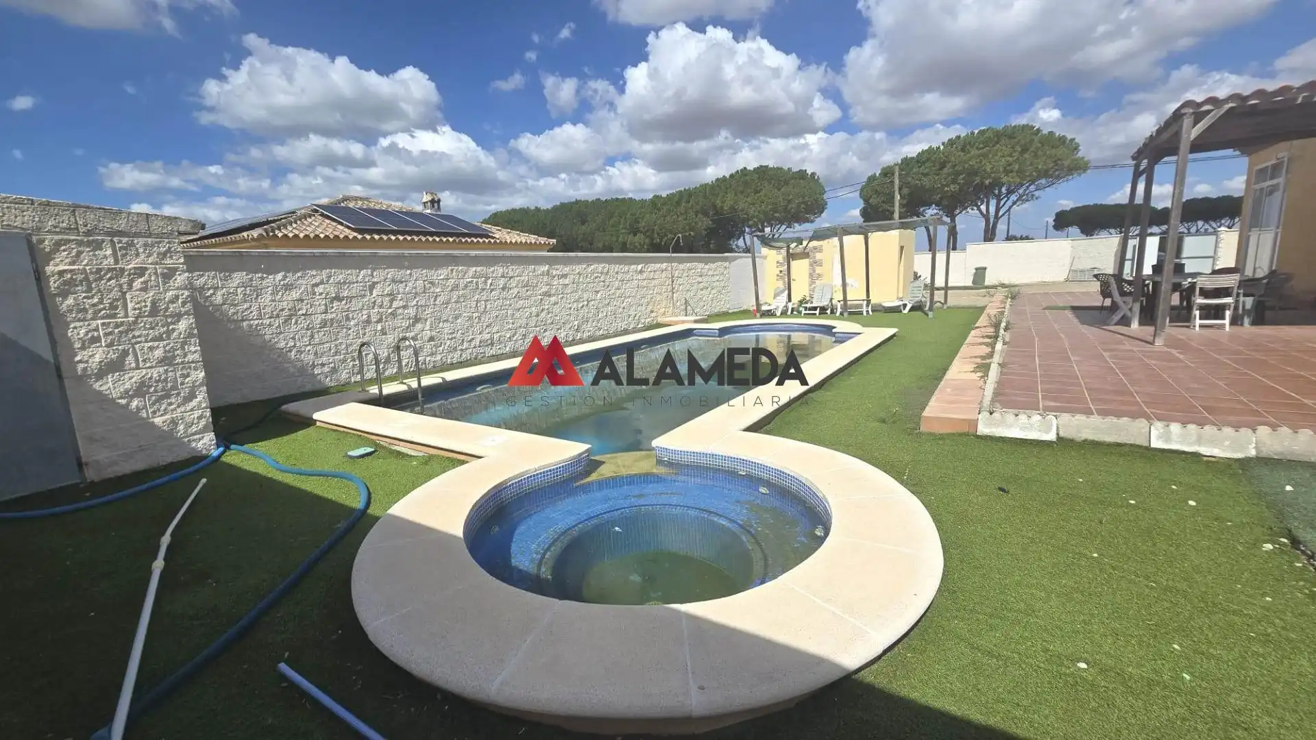 Piscina de Casa o xalet en venda en Chiclana de la Frontera amb Aire condicionat, Jardí privat i Terrassa