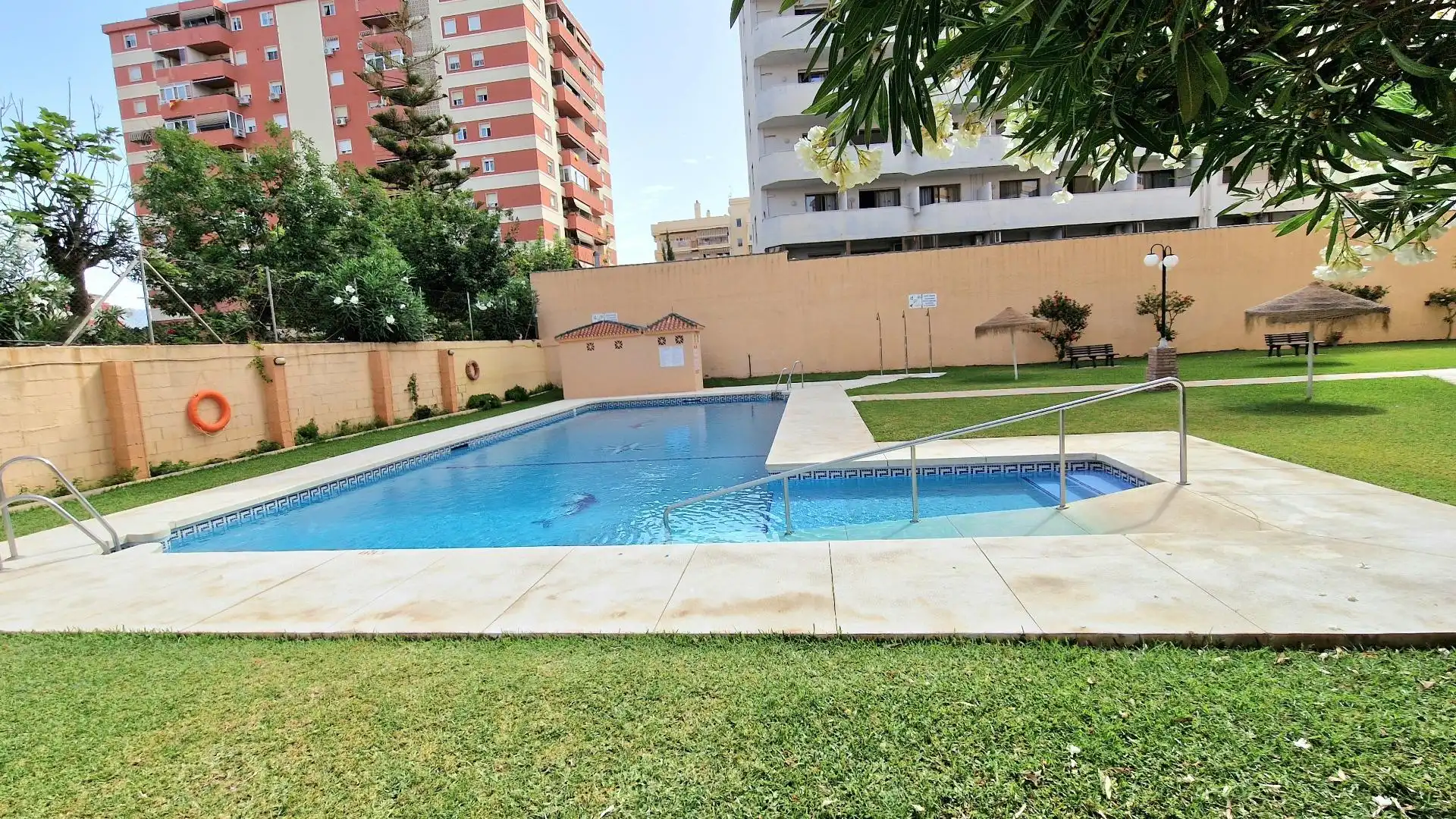 Piscina de Estudi en venda en Fuengirola amb Aire condicionat, Calefacció i Jardí privat