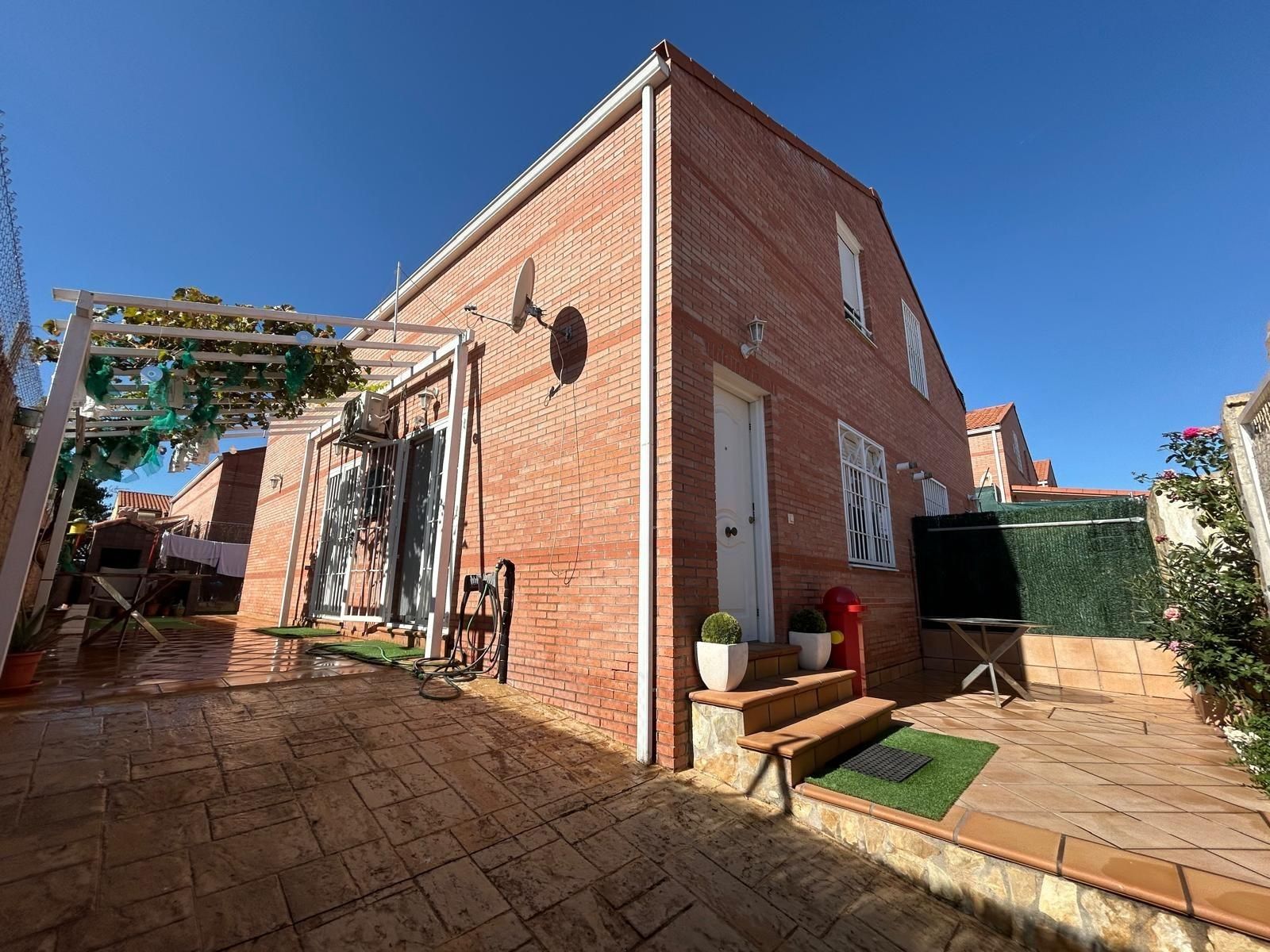 Vista exterior de Casa o chalet en venta en Pioz con Aire acondicionado y Calefacción