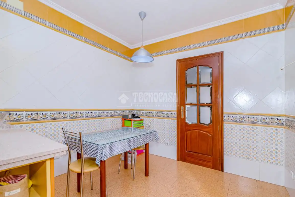 Cuina de Casa o xalet en venda en Lucena amb Aire condicionat, Jardí privat i Moblat