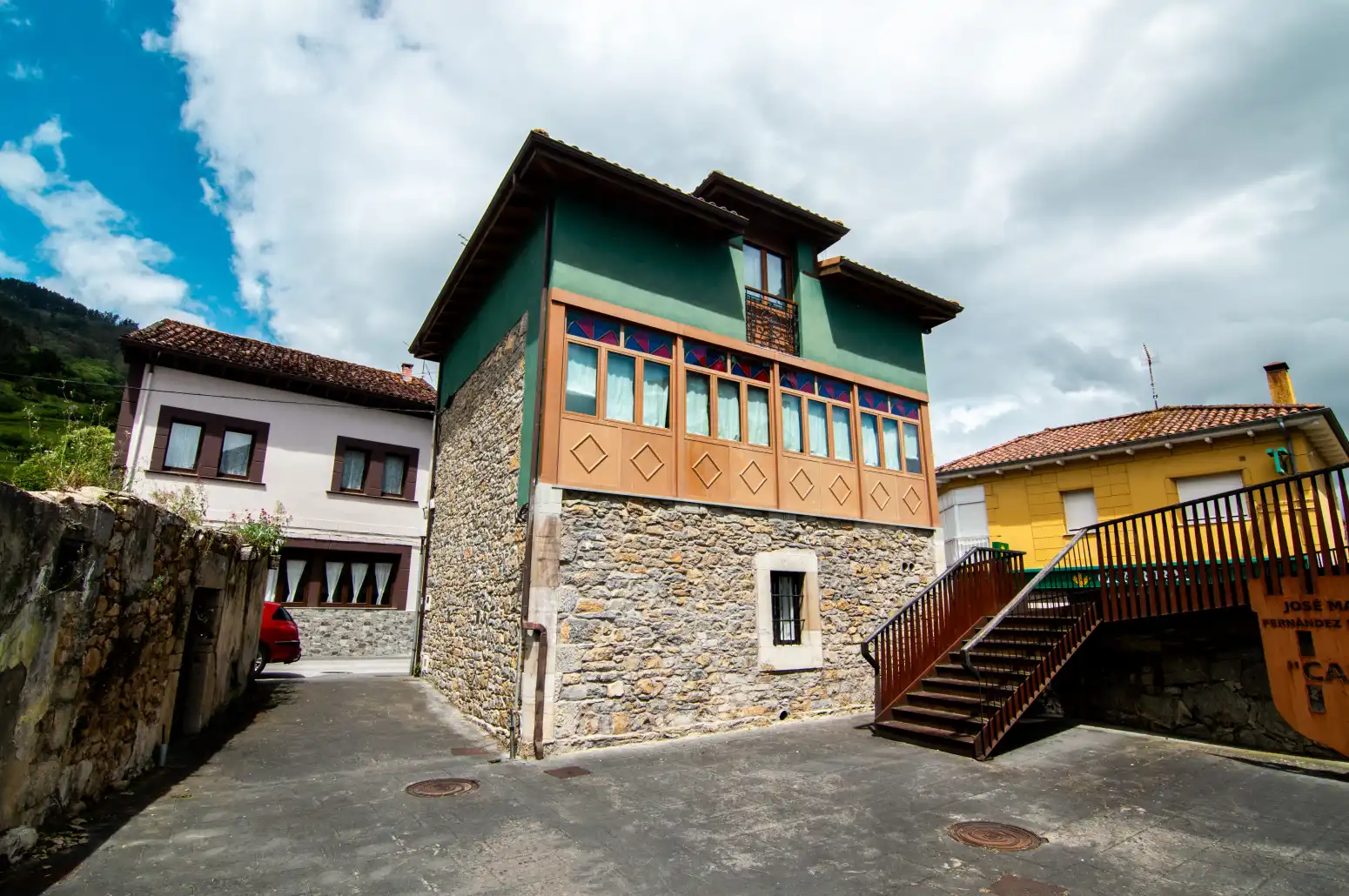 Vista exterior de Casa o xalet en venda en Salas amb Calefacció, Parquet i Moblat