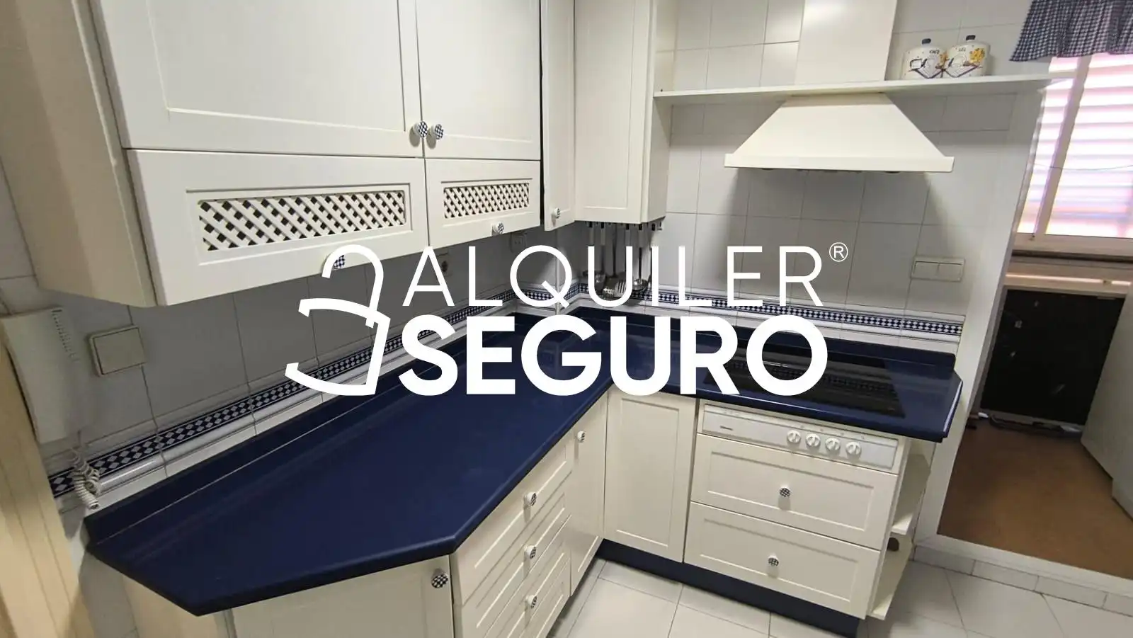 Cuina de Pis de lloguer en Sevilla amb Aire condicionat, Terrassa i Piscina