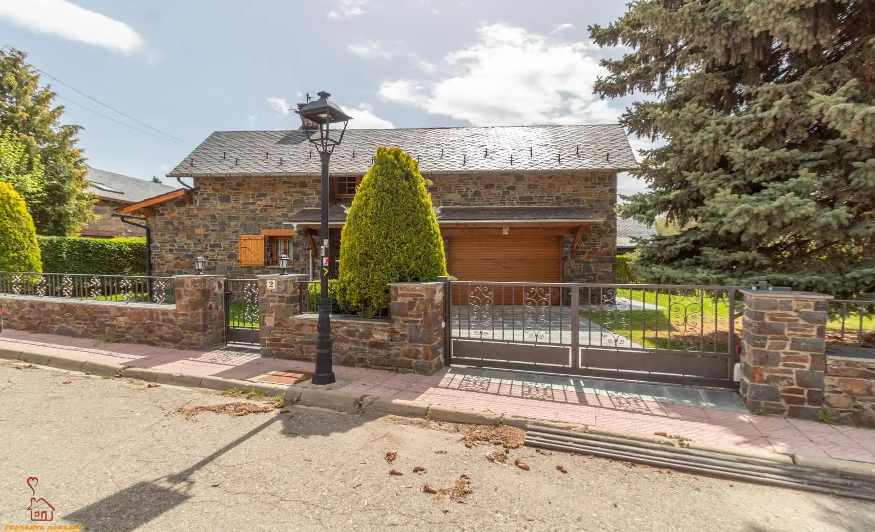 Vista exterior de Casa o xalet en venda en Llívia amb Calefacció, Jardí privat i Parquet