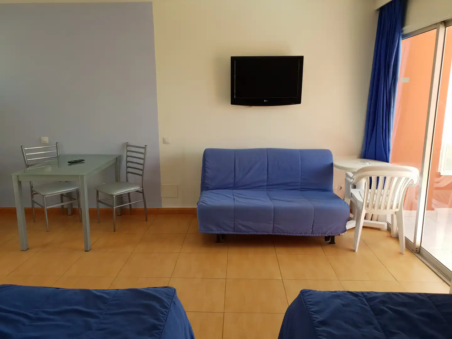 Sala d'estar de Estudi en venda en San Bartolomé de Tirajana amb Balcó i Piscina comunitària