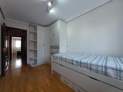 Schlafzimmer von Wohnung zur Miete in Oviedo  mit Parkett und Möbliert