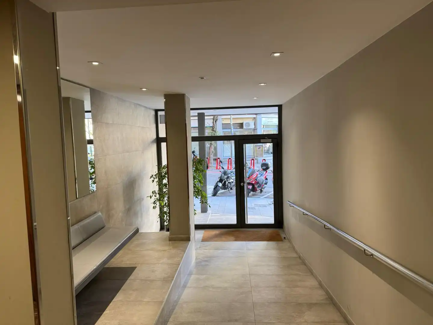 Wohnung zum Verkauf in Barcelona mit Klimaanlage und Balkon