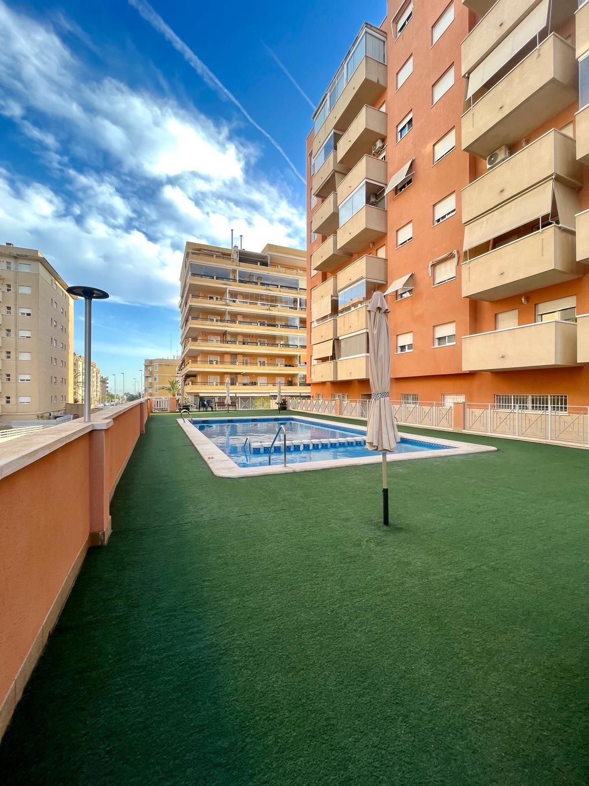 Piscina de Piso en venta en Elche / Elx con Calefacción, Terraza y Trastero