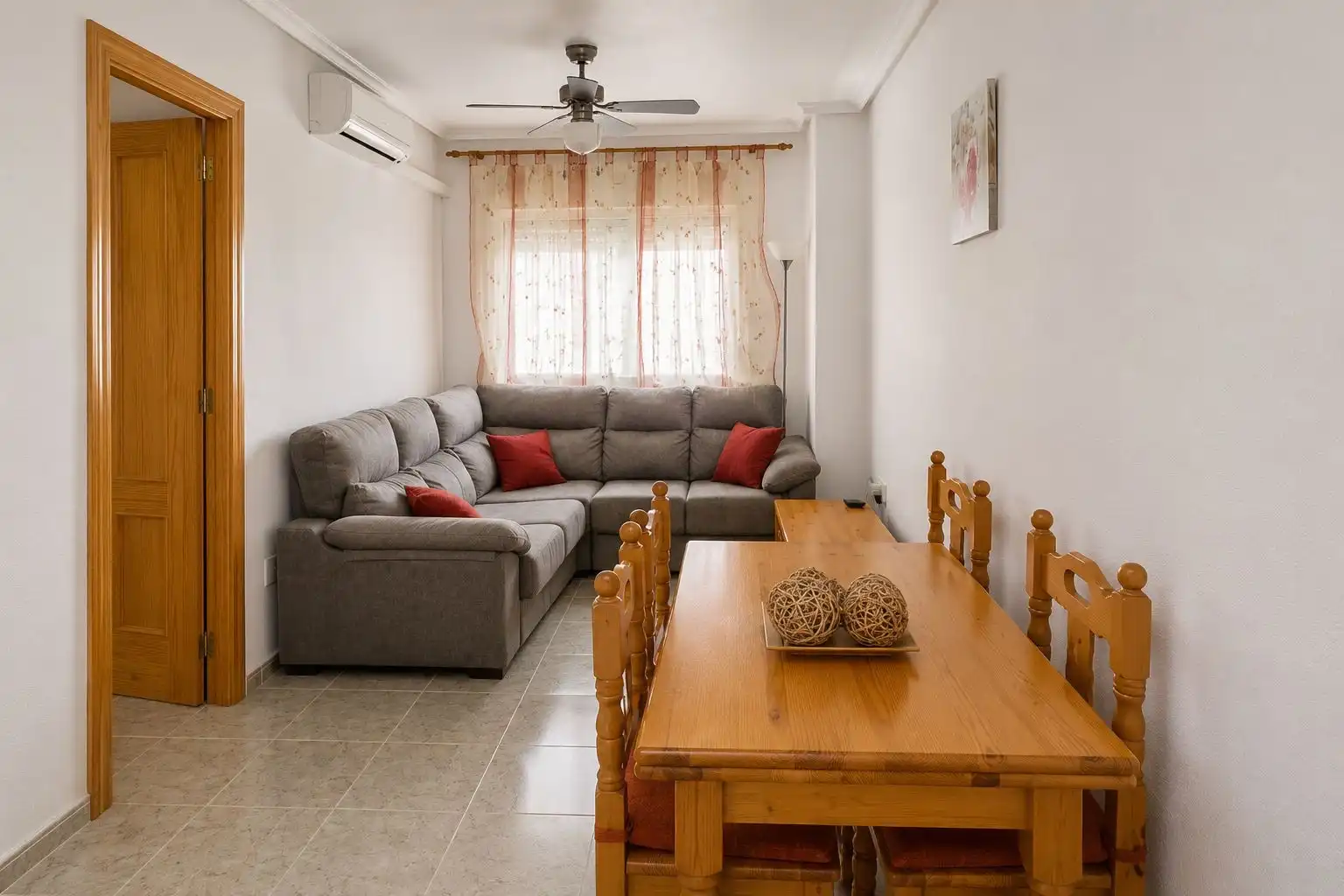 Sala de estar de Apartamento de alquiler en Torrevieja con Aire acondicionado, Piscina y Amueblado
