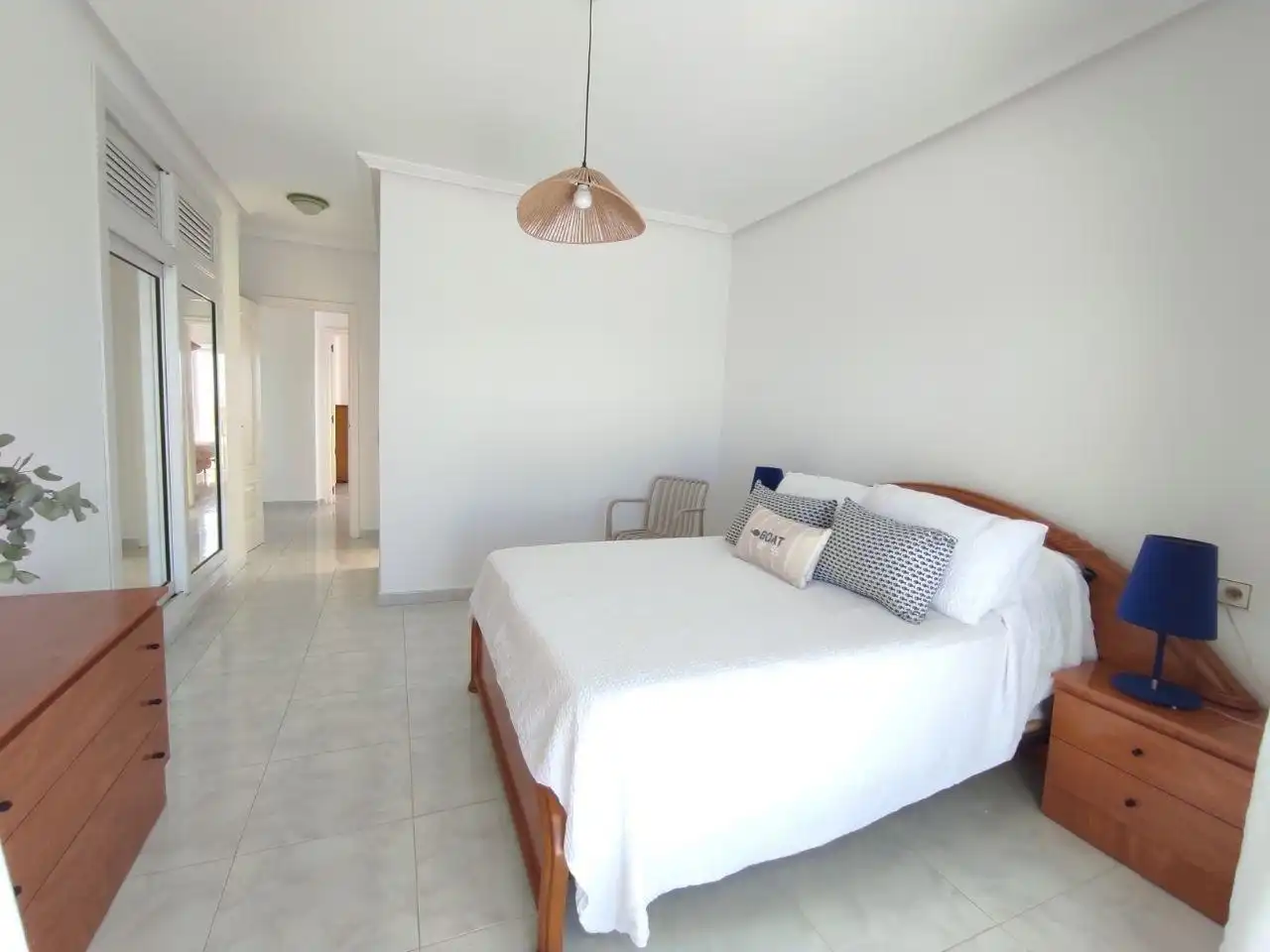 Habitación de Apartamento de alquiler en La Manga del Mar Menor con Calefacción, Terraza y Piscina comunitaria