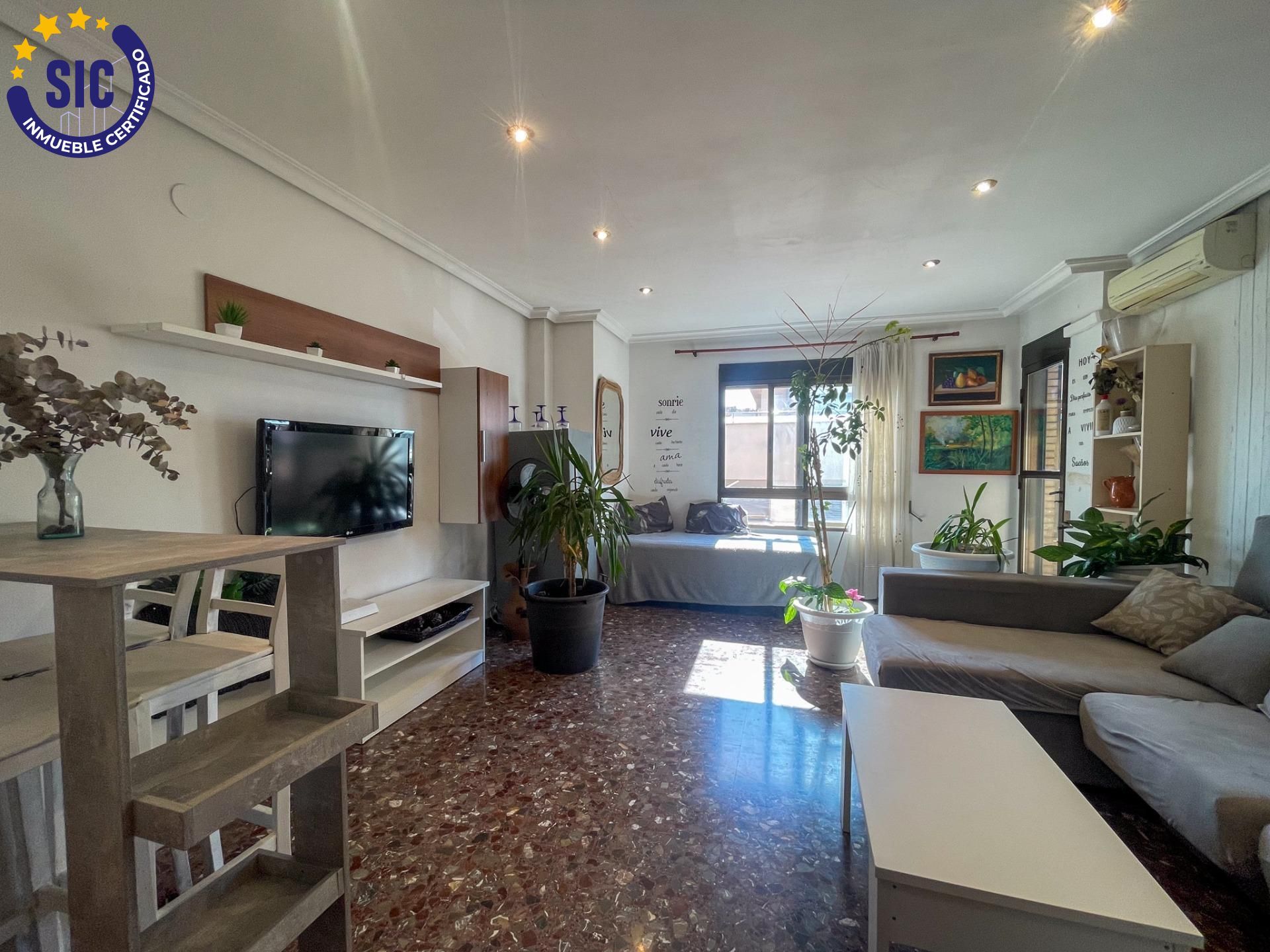 Living room of Flat for sale in Requena  with Air Conditioner, Heating and Balcony