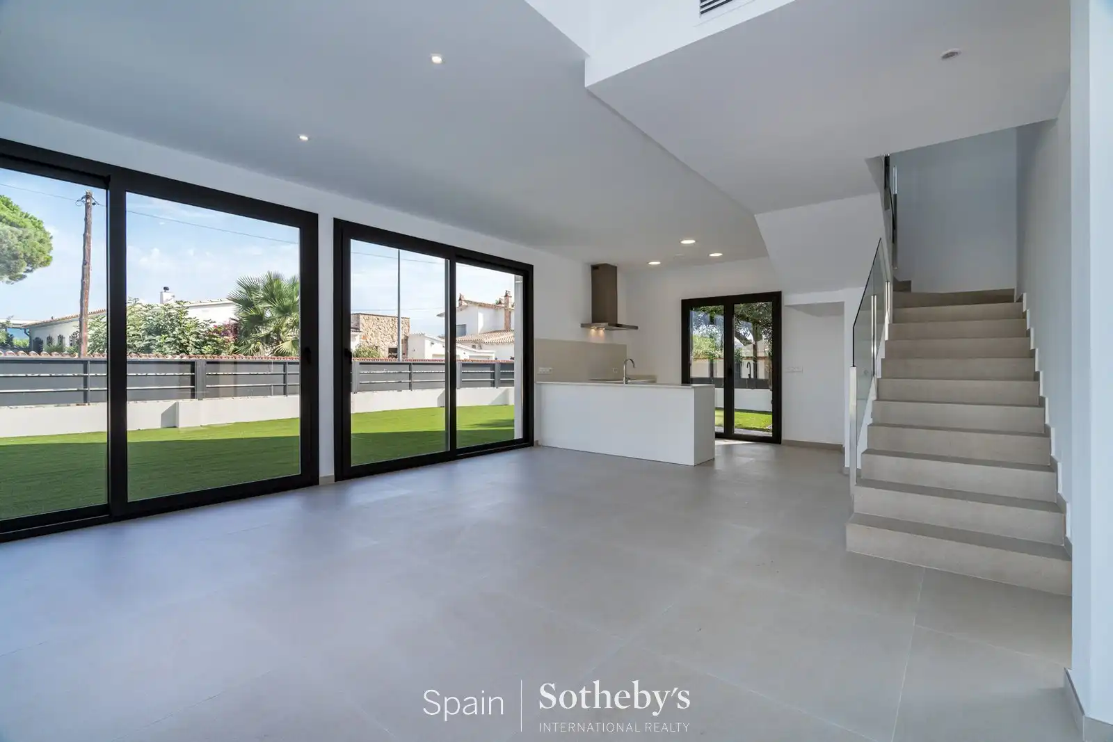 Casa pareada con piscina en venta en Carrer Requesens, imagen 5