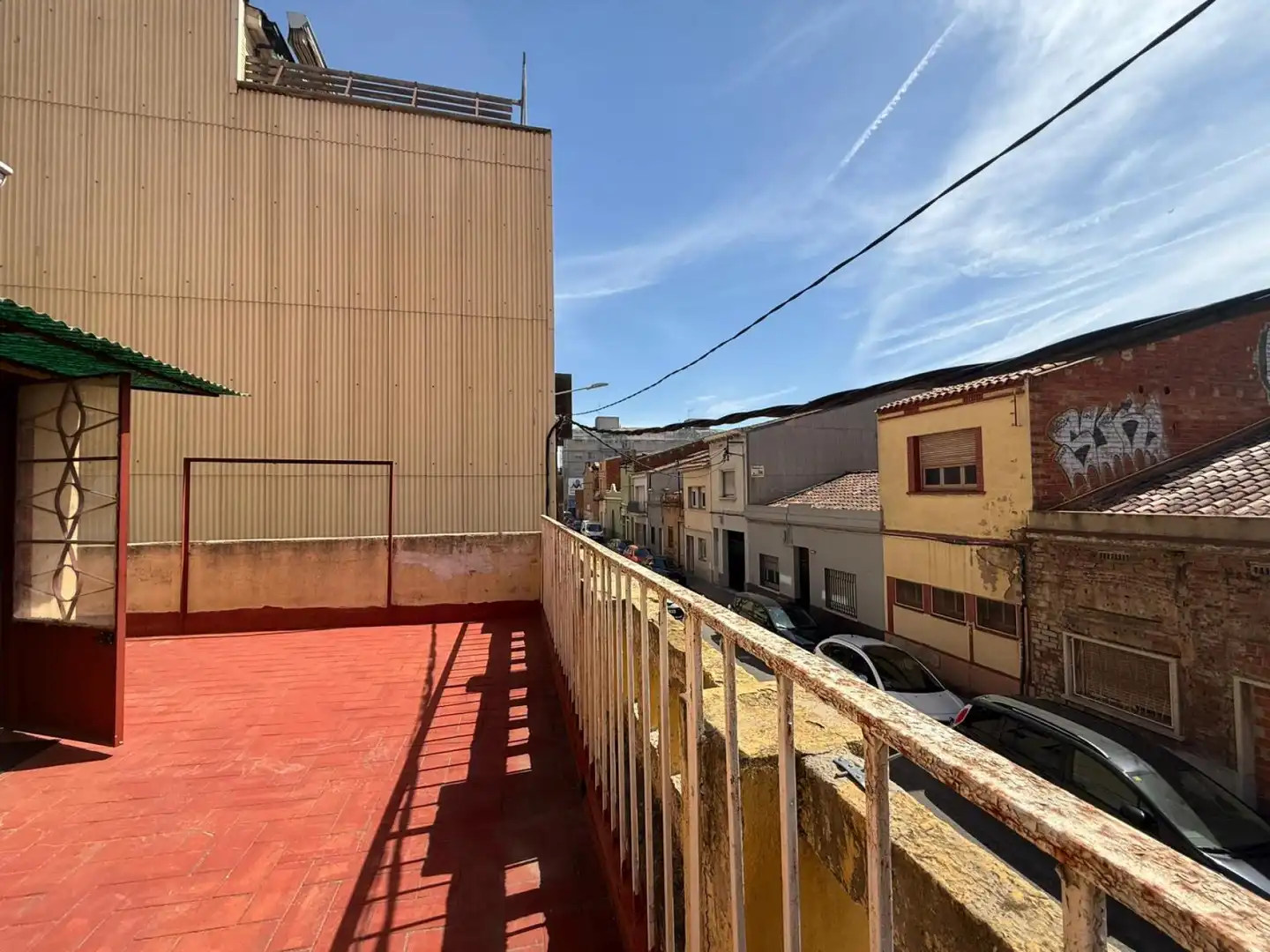 Außenansicht von Einfamilien-Reihenhaus zum Verkauf in Sabadell mit Terrasse, Abstellraum und Ofen